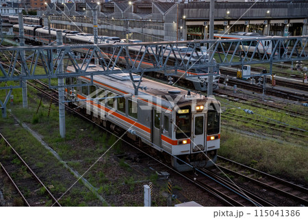 【名古屋車両区】夕暮れの車庫から出庫する列車 115041386