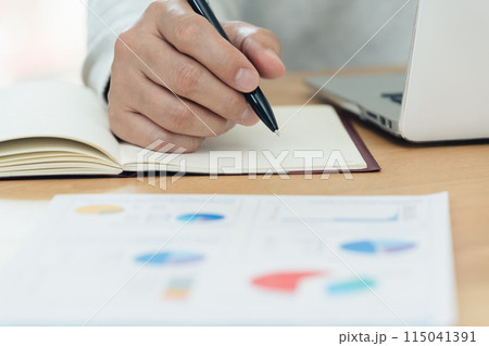 ペンを持つ男性の手元 115041391