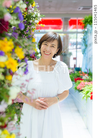 九州、長崎旅行、バラ園、バラを楽しむ女性旅 115041465