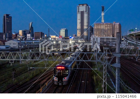 【関西本線】夕暮れの名古屋車両区を通過する特急列車 115041466