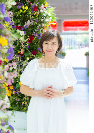 九州、長崎旅行、バラ園、バラを楽しむ女性旅 115041467