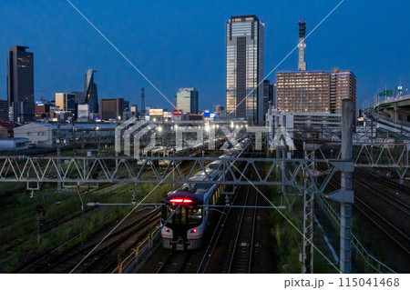 【関西本線】夕暮れの名古屋車両区を通過する特急列車 115041468