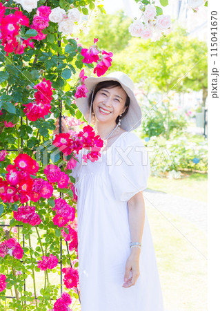 九州、長崎旅行、バラ園、バラを楽しむ女性旅 九州、長崎旅行、バラ園、バラを楽しむ女性旅 115041670