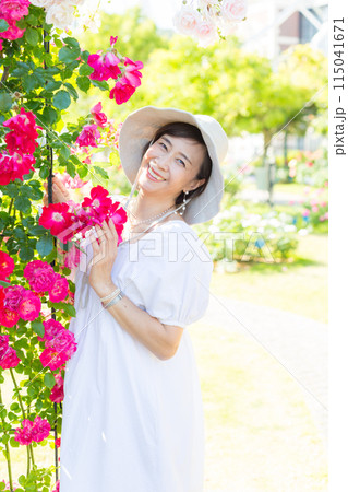 九州、長崎旅行、バラ園、バラを楽しむ女性旅 115041671