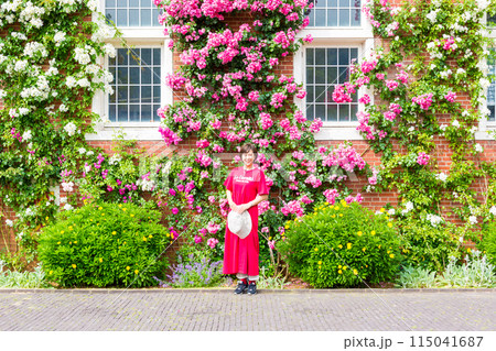 九州、長崎旅行、バラ園、バラを楽しむ女性旅 115041687