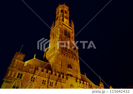 ベルギー　ブルージュ　ブルッヘの鐘楼  ライトアップ 115042432