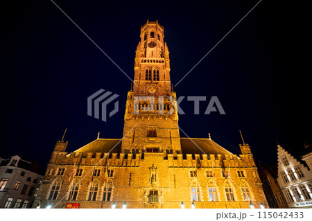 ベルギー　ブルージュ　ブルッヘの鐘楼  ライトアップ 115042433