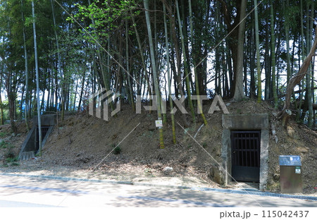 兵庫県加西市に保存されている戦争遺構：切通しに残る防空壕跡 115042437