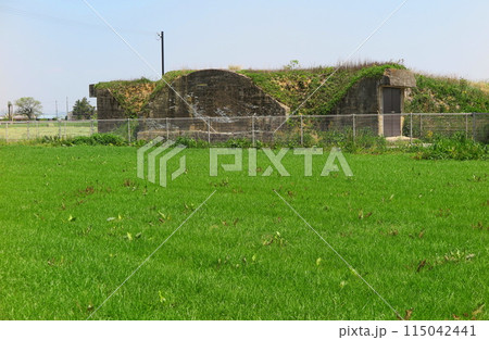 兵庫県加西市に保存されている戦争遺構：畑の一角の巨大防空壕跡（自力発電所跡） 115042441