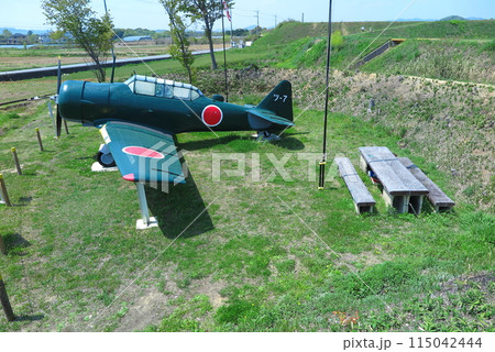 兵庫県加西市に保存されている戦争遺構:無蓋掩体壕の遺構 兵庫県加西市に保存されている戦争遺構:無蓋掩体壕の遺構 115042444