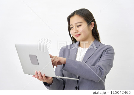 ノートパソコンを使う若いビジネスウーマン　白背景 115042466