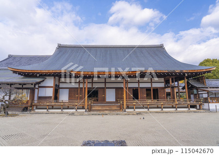 京都　聖護院門跡　宸殿と美しい砂紋 115042670