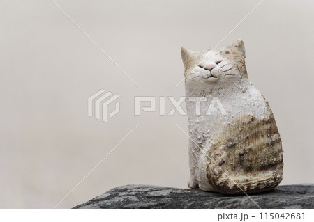 京都 聖護院門跡 宸殿前庭の枯山水に置かれたネコの置き物 京都 聖護院門跡 宸殿前庭の枯山水に置かれたネコの置き物 115042681