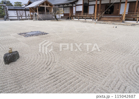 京都　聖護院門跡　宸殿前庭の枯山水 115042687