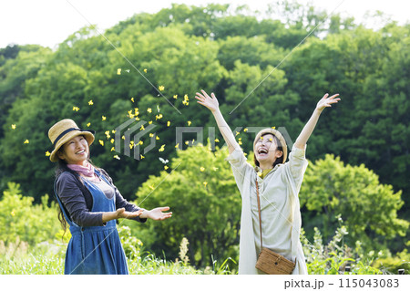 自然を満喫する女性 自然を満喫する女性 115043083