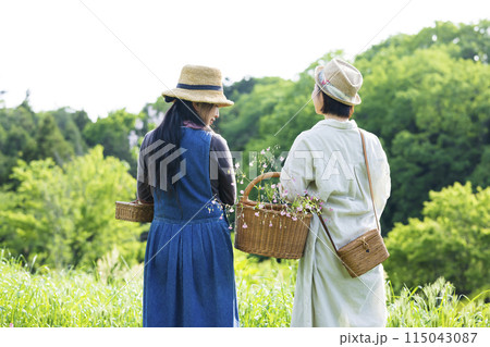 自然を満喫する女性 115043087