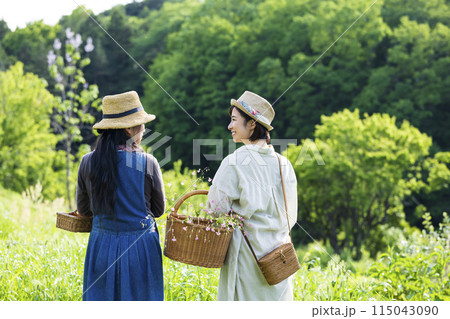 自然を満喫する女性 自然を満喫する女性 115043090