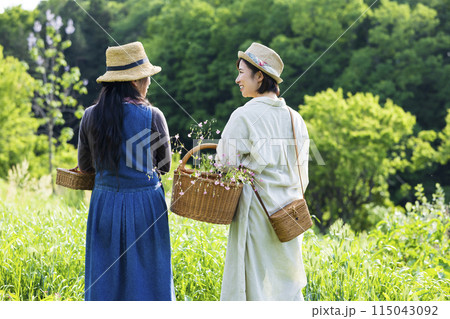 自然を満喫する女性 115043092