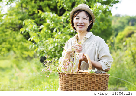 自然を満喫する女性 115043125