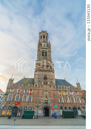 ベルギー　ブルージュ　ブルッヘの鐘楼　早朝 115043130