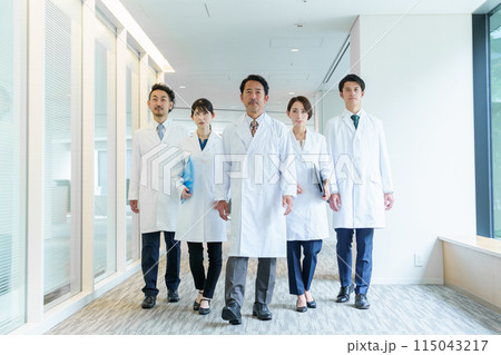 回診　医師　病院 115043217