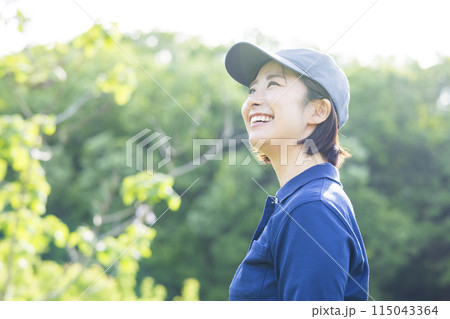森の中で働く女性 115043364