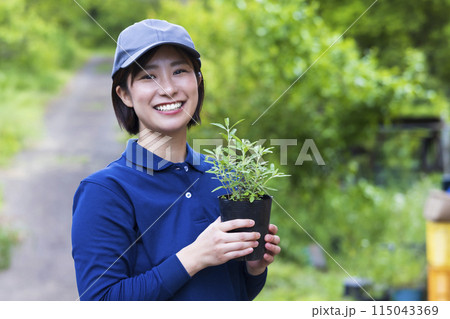 苗を持つ女性 苗を持つ女性 115043369