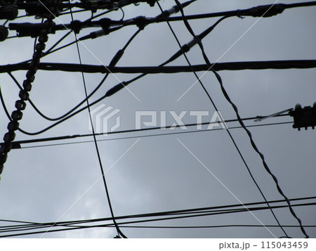 曇った空にはい回る電線の数々 曇った空にはい回る電線の数々 115043459