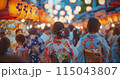 夏祭りで浴衣姿の女性と屋台の賑わい 夏祭りで浴衣姿の女性と屋台の賑わい 115043807