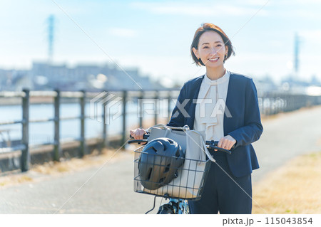 自転車通勤のビジネスマン 自転車通勤のビジネスマン 115043854