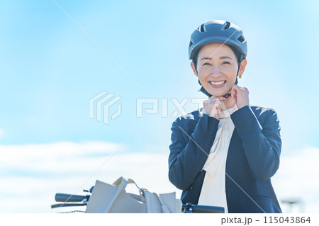 ヘルメットを被る自転車通勤のビジネスマン ヘルメットを被る自転車通勤のビジネスマン 115043864
