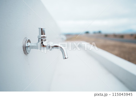 利用禁止につきハンドルを取る対策が施された水道 115043945