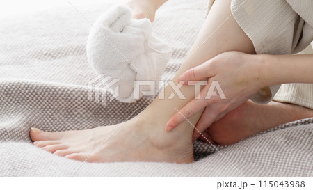 捻挫で痛めた足を冷やす女性 115043988