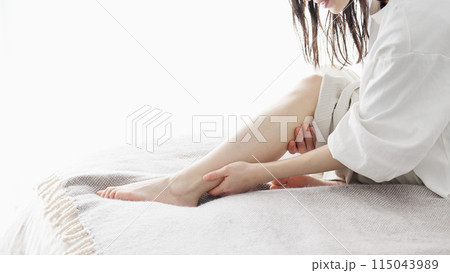 むくんだ足をマッサージする女性 115043989