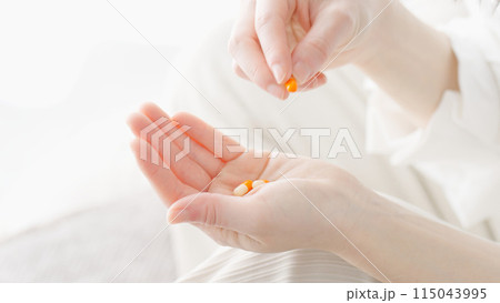 薬を飲む女性 115043995