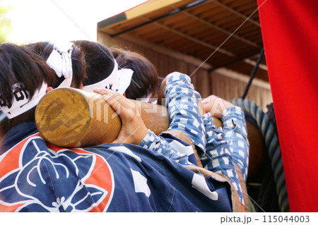 山車をかつぐ男性たち6 山車をかつぐ男性たち6 115044003