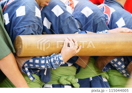 山車をかつぐ男性たち4 山車をかつぐ男性たち4 115044005