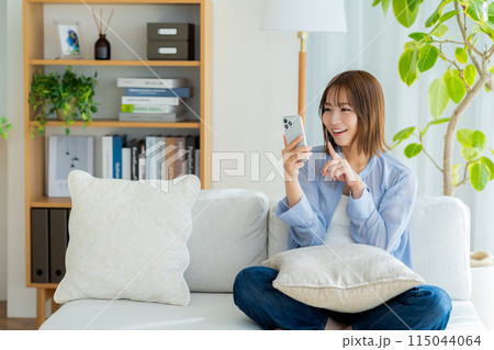 スマホを持つ女性 115044064