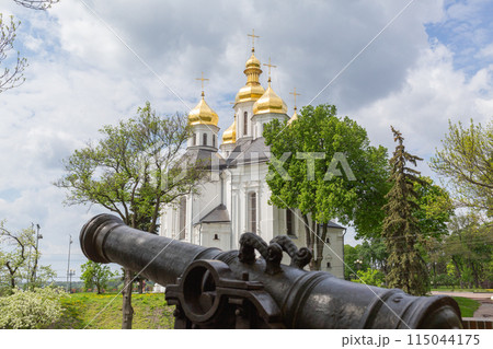 【ウクライナ】チェルニヒウ市内にある要塞跡の公園に置かれた砲台越しに見る聖カタリナ大聖堂 115044175
