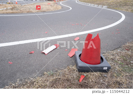 曲がり道で車にぶつけられ破損したコーン 115044212