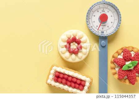 体重計 ケーキ　ダイエット　生活習慣病 115044357