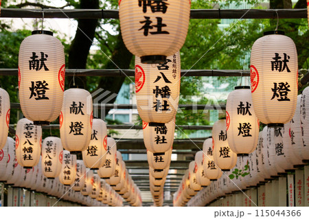 神社の境内に並ぶ提灯1 115044366