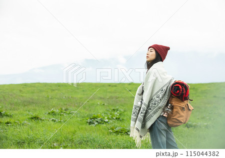 登山をする女性 115044382