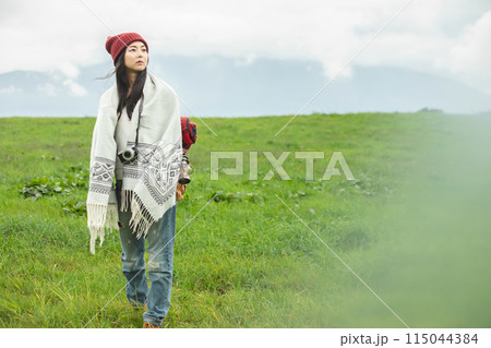 旅に出かける女性 115044384