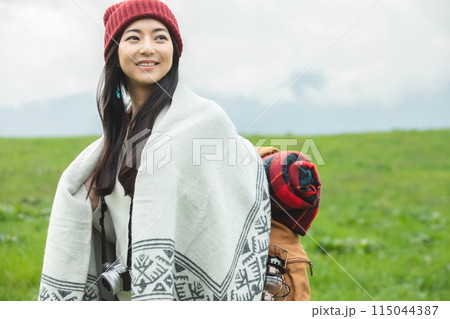 旅に出かける女性 115044387