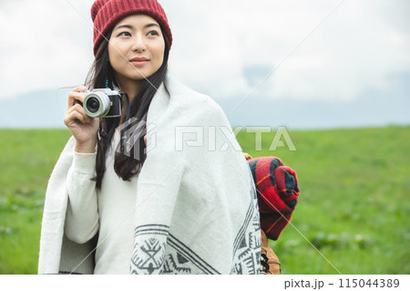 旅に出かける女性 115044389