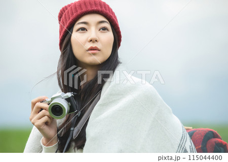 写真を撮る女性 写真を撮る女性 115044400