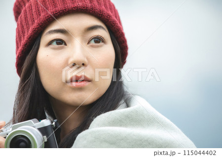 写真を撮る女性 115044402