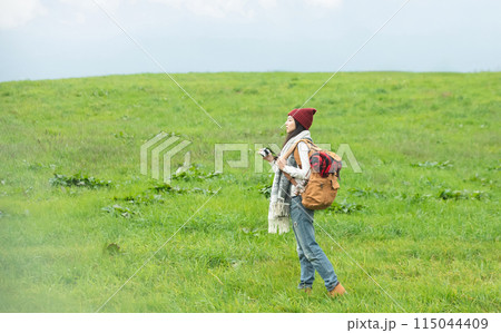 草原に立つ女性 115044409