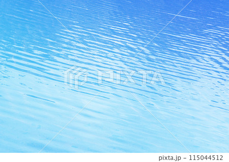 光り輝く波、ブルーの水面の背景 115044512